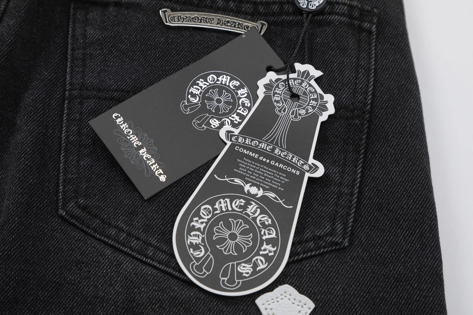KE925#P180 The only correct leather label version on the market Chrome Hearts CH Cross embroidery distressed jeans Top ceiling quality 100% correct version The correct version is here!  Believe me this must be the best quality you will ever come across! ! Excellent value for money! !  Styles with different washes and textures are very friendly to people with thin legs and thick legs. The straight version is very flattering to the shape of the legs. The moderate length is timeless and easy to match. It is the basis of various styles and a must-have in the wardrobe! ! Add a little stacking to easily control the clean fit trend that has exploded this year. The fabric is stiff but also makes the upper body soft without losing texture. The sides and cuffs of some styles have a bone-wash effect. The vintage flavor pops up all at once. It’s really hard not to love it! ✅Correctly customize the Croxin metal leather label on the back panel. It is not sold directly with the cross on the finished jeans. 1:1 copying strives for excellence and the details are perfectly grasped. ✅The cross leather label is clear and smooth. Exquisite turning top craftsmanship. ✅Buttons, zippers and hardware are all customized versions of the Croxin LOGO. ✅High-cost washing process. Size: 28 30 32 34 36 (5 sizes)